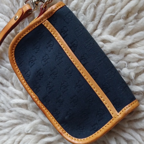 Dooney and Bourke wristlet - Picture 3 of 14